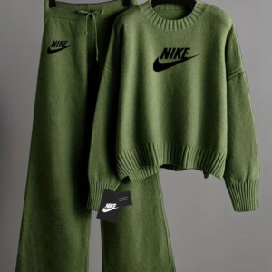 Nike – Trendy Women’s Set